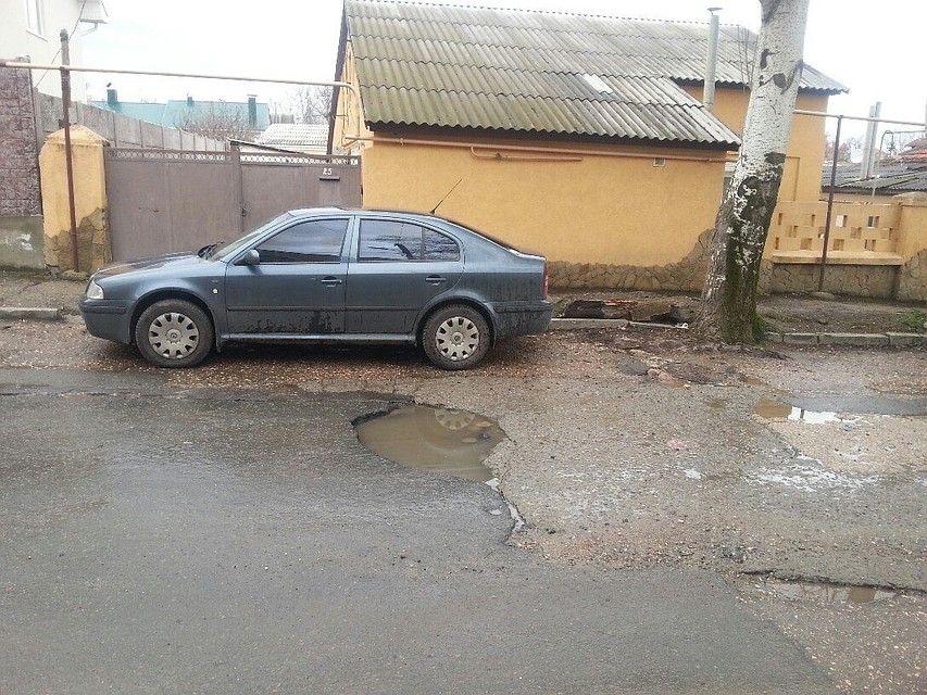 На улице Буденного ям всегда полно.