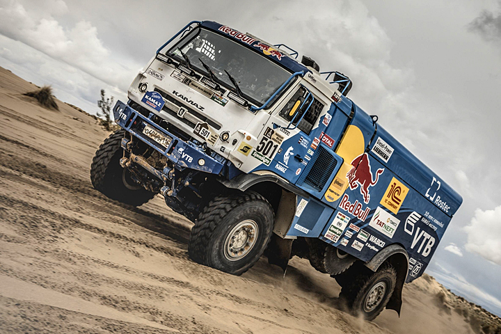 В зачете грузовиков победу одержал российский экипаж команды "КАМАЗ-Мастер" под началом Эдуарда Николаева