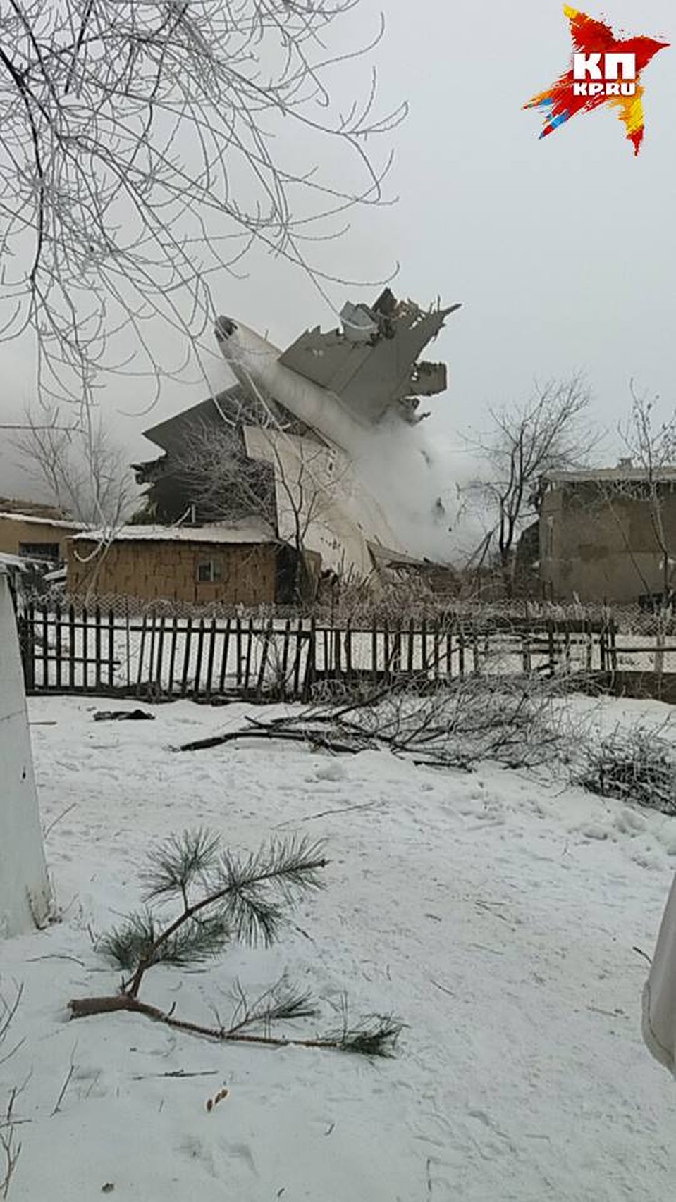 Самолет рухнул прямо на жилые дома Фото: Елена ЧИНКОВА