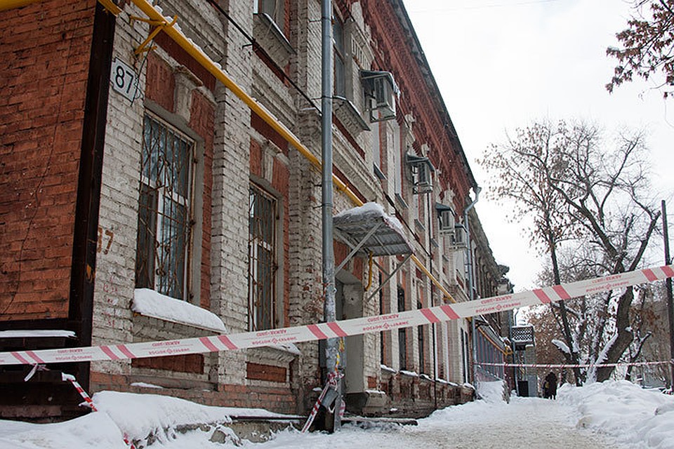 На улице Степана Разина старый дом начал трескаться на глазах у жильцов.