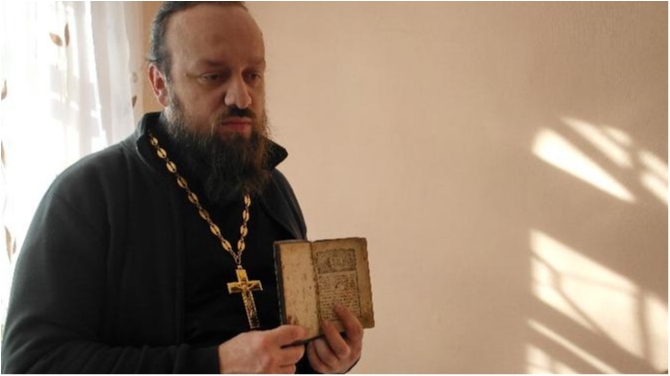 Священник молится за тех, кто в плену.