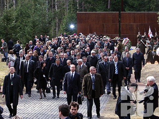 Вместе с российским и польским премьерами в траурной церемонии в Катыни приняли участи десятки приехавших поляков.