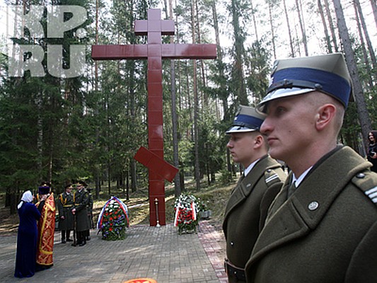 Венки были возложены и к месту упокоения наших соотечественников.