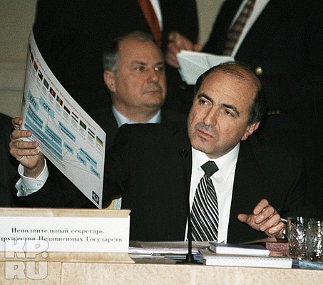 К началу 2000 года контролировал: газеты: «Коммерсантъ», «Московская комсомолка», «Независимая газета», «Новые Известия», «Свежий номер»; журналы: «Автопилот», «Власть», «Деньги», «Молоток», «Домовой», «Огонёк»; радиостанцию «Наше радио»; телекомпании ОРТ (Первый канал) и МНВК (ТВ-6).