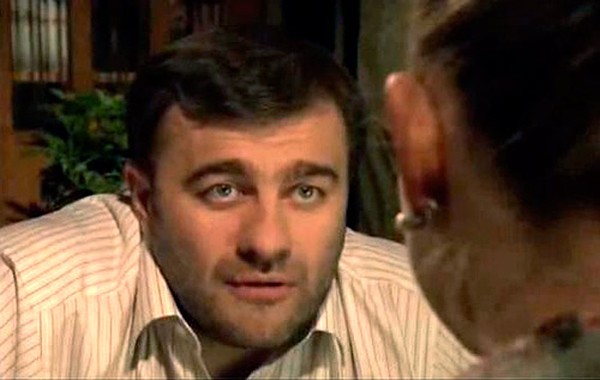 В фильме, снятом по реальным событиям, Михаил Пореченков сыграл майора ГБ. Именно ему предстоит вывести на чистую воду директора гастронома в исполнении замечательного актера Сергея Маковецкого. Сегодня трудно представить, что для советского гражданина значил кусок хорошей копченой колбасы. Но за этот кусок, собственно, его и расстреляли.