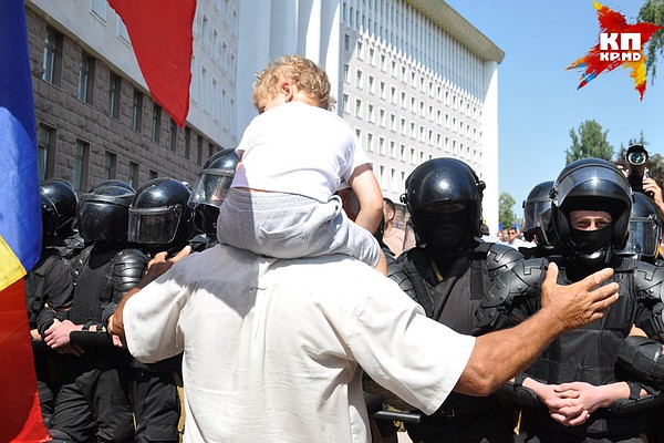 Протестуют против изменения избирательной системы в Молдове. Не устраивает их в законопроекте все — начиная с того, кто и как продвигает его, заканчивая тем, что, как они считают, с помощью этого законопроекта власти хотят «уничтожить всех своих конкурентов и продолжать дальше грабить страну».