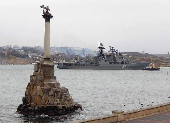 Корабль зашел на техобслуживание после дальнего морского похода и пробудет в городе-герое несколько месяцев