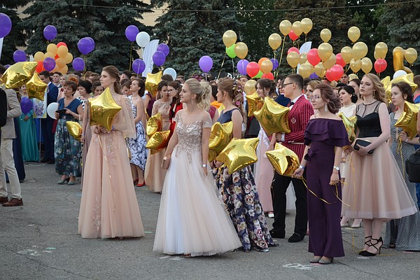 Липецких выпускников проводили во взрослую жизнь