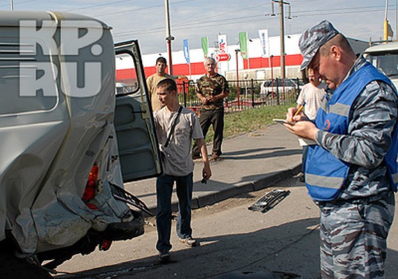 Сильнее всех пострадал водитель «Фольксвагена» - его с травмой головы увезла «скорая». Фото: Геннадий БИСЕНОВ. Хотите знать больше? Читайте статью «У гипермаркета «Реал» попали в аварию автобус, две маршрутки, «уазик» и легковушка» .