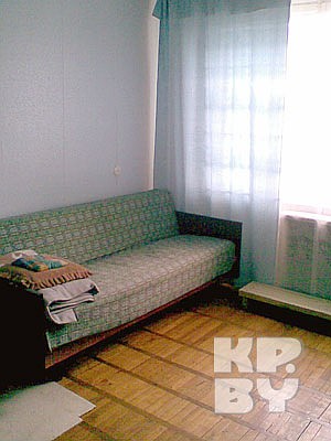 Комната, где жил Виталий Шкраба, выглядит скромно. На этом старом диване боец ушел из жизни.