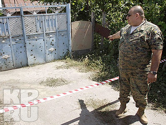 Командующий грузинских миротворцев в Южной Осетии показывает пробоины в воротах, сделанные югоосетинскими военными. Фото: АП