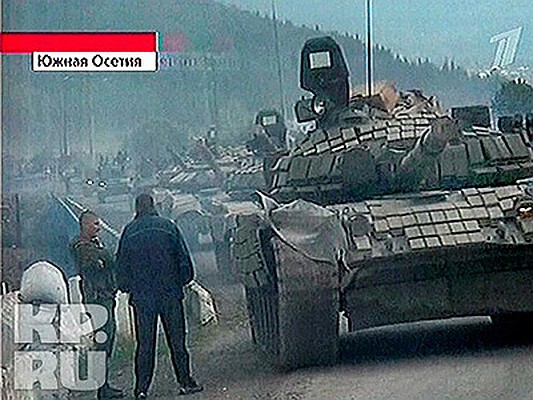 Подкрепление из российских танков, приближающееся к Цхинвали. Фото: АП