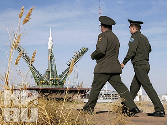 10 октября в 5:00 мск из монтажно-испытательного корпуса площадки № 112 состоялся вывоз ракеты космического назначения «Союз». Затем по железной дороге ракета была доставлена на площадку № 1 космодрома Байконур и установлена на пусковую установку № 5. Старт корабля «Союз ТМА-13» намечен на 12 октября в 11 часов 01 минуту по московскому времени