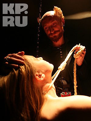 Чего только не происходит в ночных клубах Петербурга! Стриптиз и прочая обнаженка - уже вчерашний день. Этим искушенную публику не удивить! Видимо, так решили несколько девушек, живущих в Северной столице, и организовали … порно-театр. Коллектив называется «Неверпорн». Фото - Тимур ХАНОВ