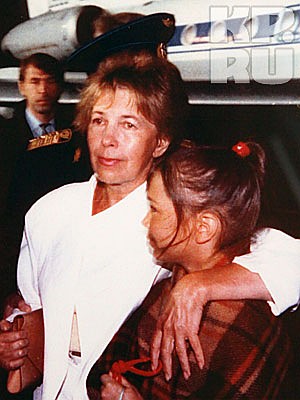 Фотографии, дневники, письма. Несколько платьев, туфельки, статуэтки. Нательный католический крест, подаренный Папой Римским Иоанном Павлом II. Все это ненадолго привезли из Горбачев-фонда в Музей политической истории, чтобы вспомнить историю Раисы Горбачевой.
