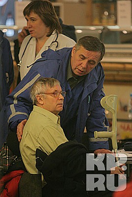 - Я ехал в восьмом вагоне, - рассказал "Комсомолке" один из пассажиров Борис Грузд. - В какой-то момент раздался грохот и сильный удар. Подумали, что колесо потеряли. Фото - Тимур ХАНОВ