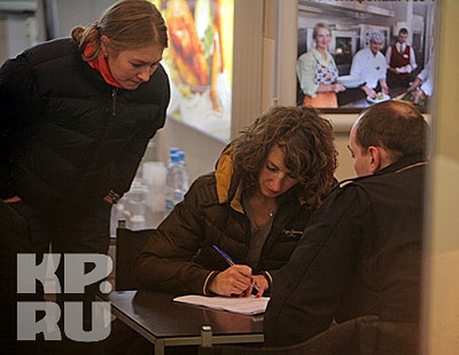 - Я ехал в восьмом вагоне, - рассказал "Комсомолке" один из пассажиров Борис Грузд. - В какой-то момент раздался грохот и сильный удар. Подумали, что колесо потеряли. Фото - Тимур ХАНОВ