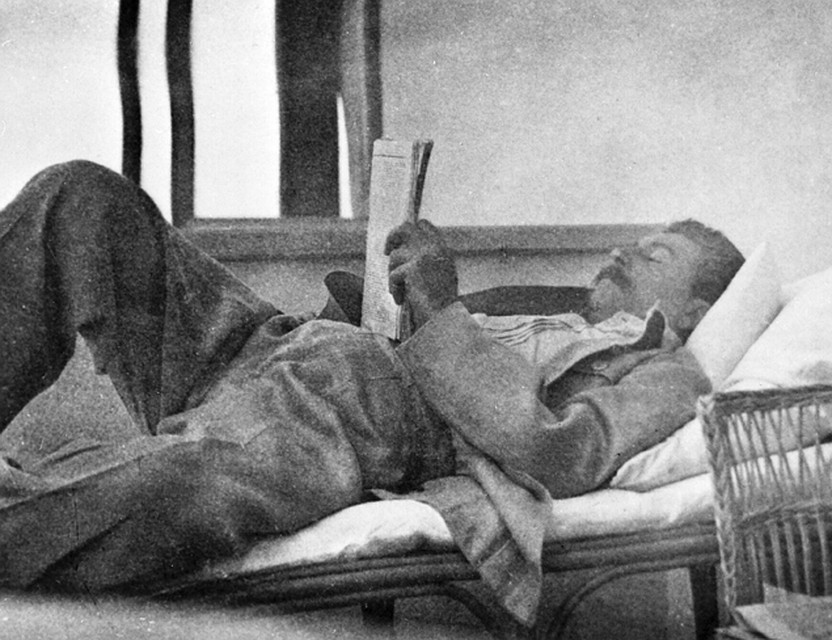 Сталин — крупная личность, с невероятной волей, он, чтобы стать образованным, каждый день читал книги Фото: РИА Новости
