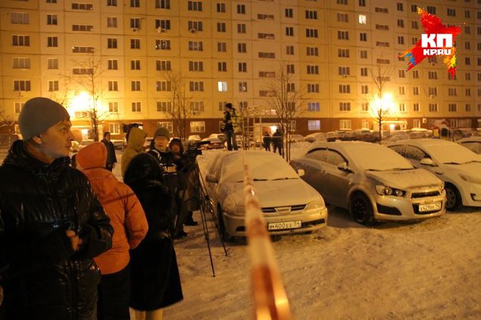 У места преступления сразу собрались местные жители, приехали журналисты. Фото: Вадим АЛЕКСЕЕВ