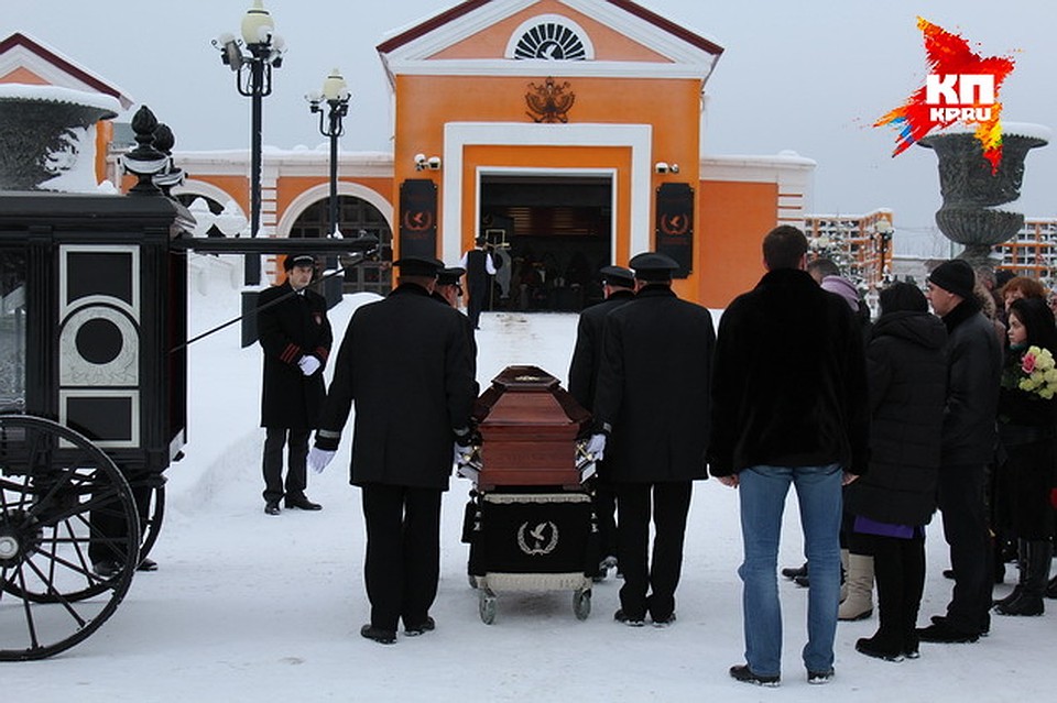 ...потом процессия зашла в крематорий.
