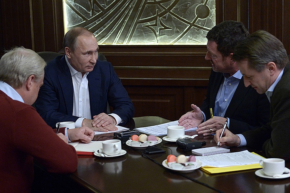 Владимир Путин разговаривает с журналистами издательства Bild в сочинской резиденции "Бочаров ручей". Фото: РИА Новости