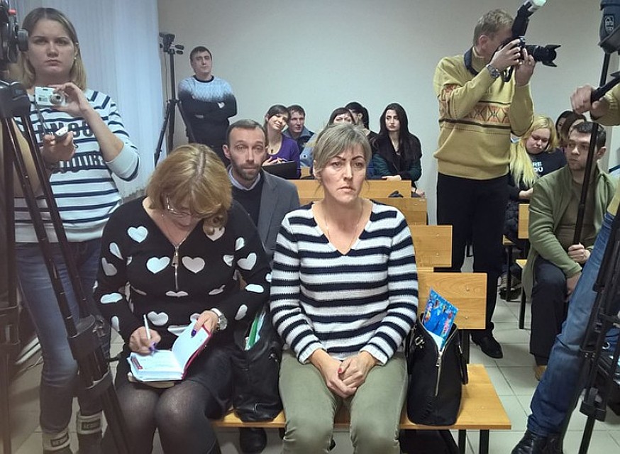 На заседание пришла вдова погибшего пациента Фото: Евгения ГРЕБЕНИК