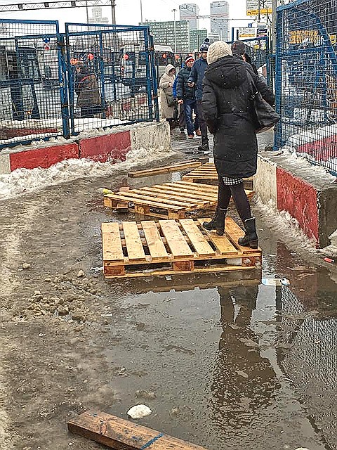 Передвижение по городу местами напоминает бег с препятствиями. Фото: Фейсбук Стасс Бабицкий
