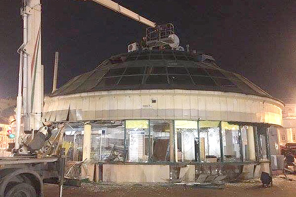 Незаконная постройка у метро "Сухаревская" доживает последние часы. Фото: Твиттер @Buddy_Judge