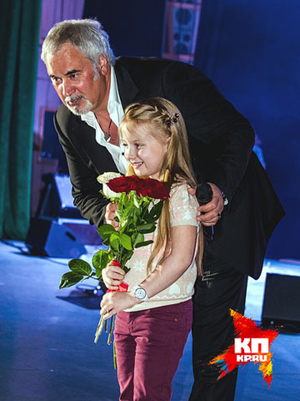 Поклонники с цветами пустят на сцену Фото: Марат МУЛЮКОВ