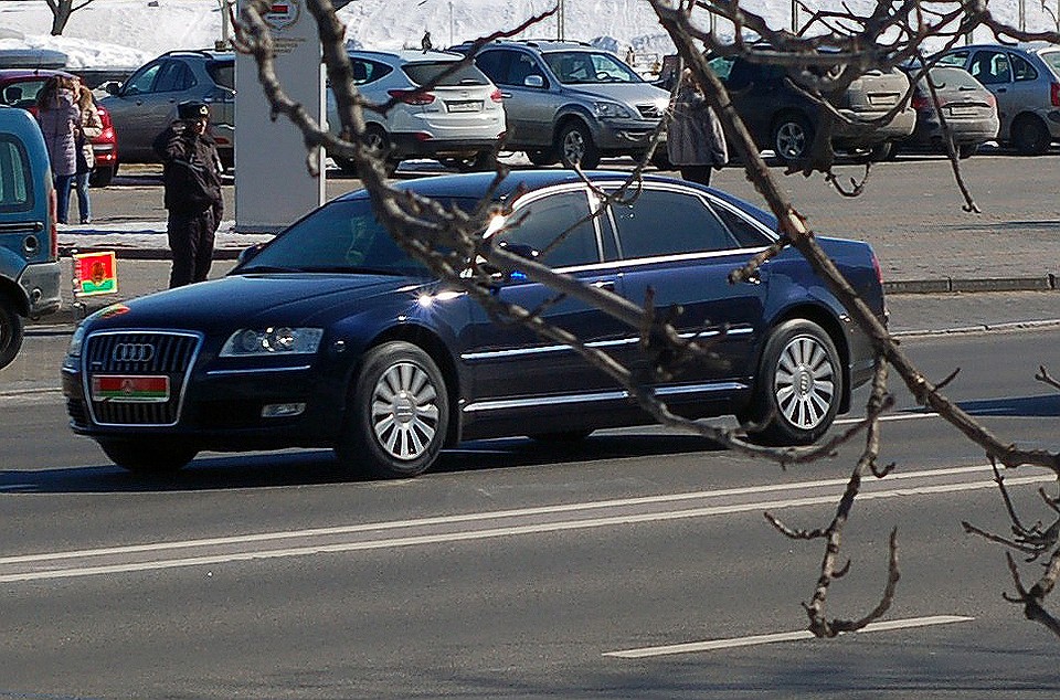 Audi A8 - одна из немногих машин, которые Лукашенко водит лично. Фото сайта avto-nomer.ru.