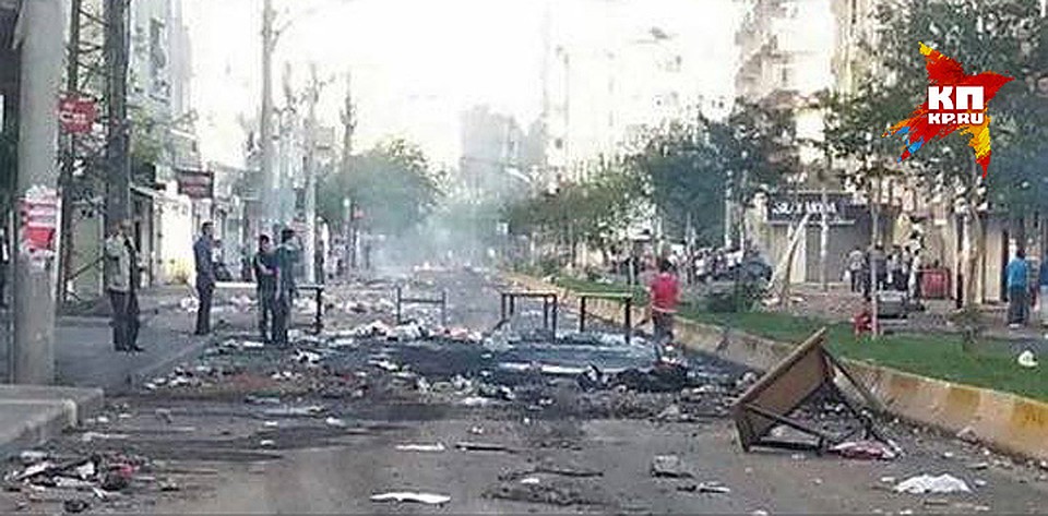 Этот и последующие снимки присланы очевидцами событий из охваченного беспорядками города.