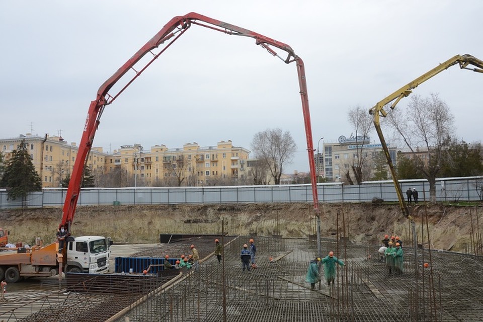 Под пасмурным вечерним небом вовсю работают огромные машины. Фото: Геннадий БИСЕНОВ