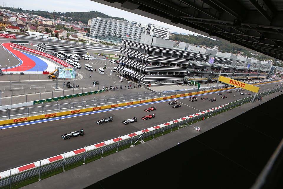Передовые команды готовятся к битве моторов. Фото sochiautodrom.ru