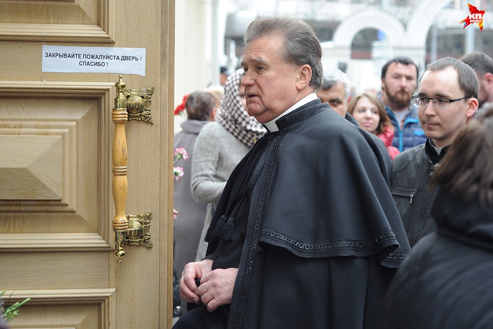 На прощание пришел ксендз Красного костела Владислав Завальнюк. Фото: Виктор ГИЛИЦКИЙ