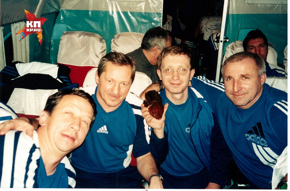 2001 год. Вышли в премьер-лигу. Летят из Астрахани. Фото: из личного архива.