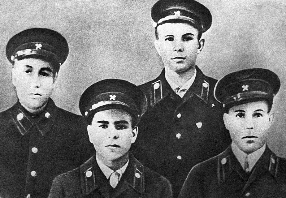 Юрий Гагарин в 15 лет оставил школу, чтобы быстрее начать помогать родителям Фото: ТАСС