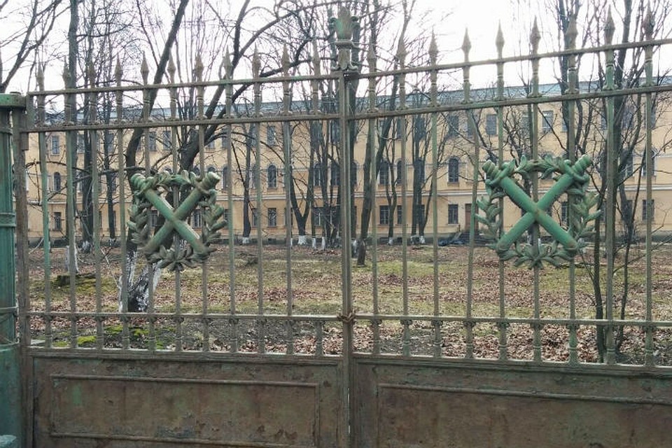 Перелезть через такие ворота не слишком сложно для молодых парней Фото: Александр ГЛУЗ
