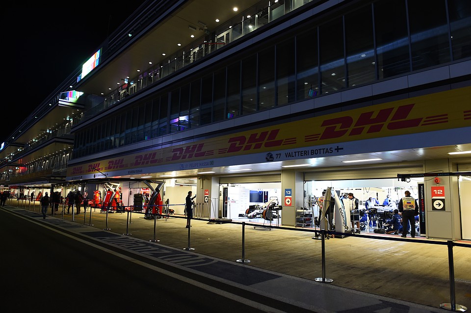 Организаторы ожидают автоколонну с грузами подрядчиков Formula One Management и кейтерингового оператора Паддок-клуба. Фото Сочи Автодром