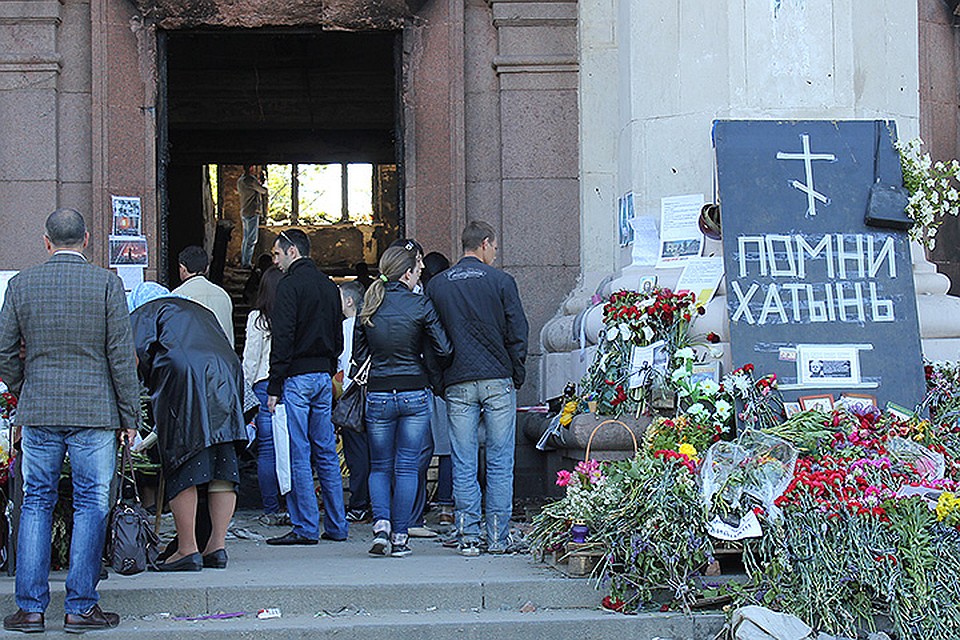 У входа в Дом профсоюзов спустя несколько дней после трагедии.