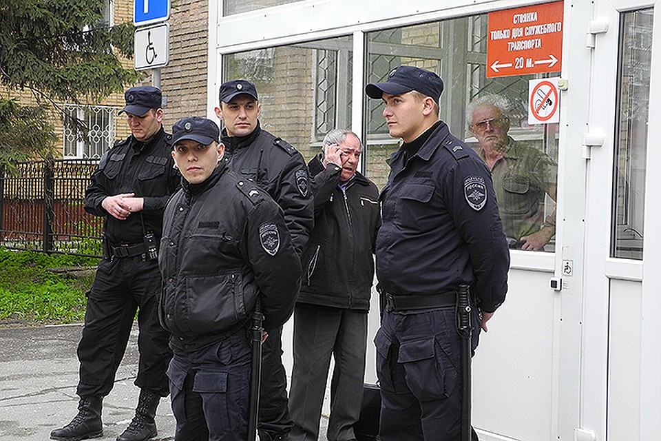 Один из адвокатов задержанных у здания суда. Фото: Ульяна СКОЙБЕДА