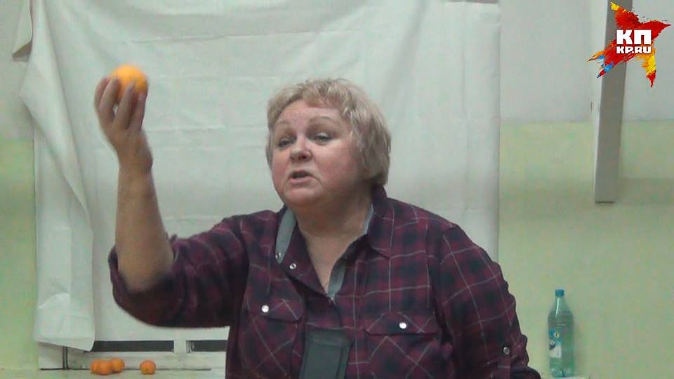 Галина Семенкова учит своих адептов общаться с космосом. Апельсин ей в помощь Фото: vk.com