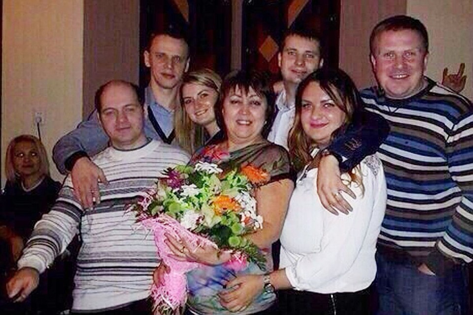 Татьяна Порсева с выпускниками. Многие из них признают, что Татьяна Леонидовна строгая, но ребенку так только лучше. Фото предоставлены Еленой Никитиной.
