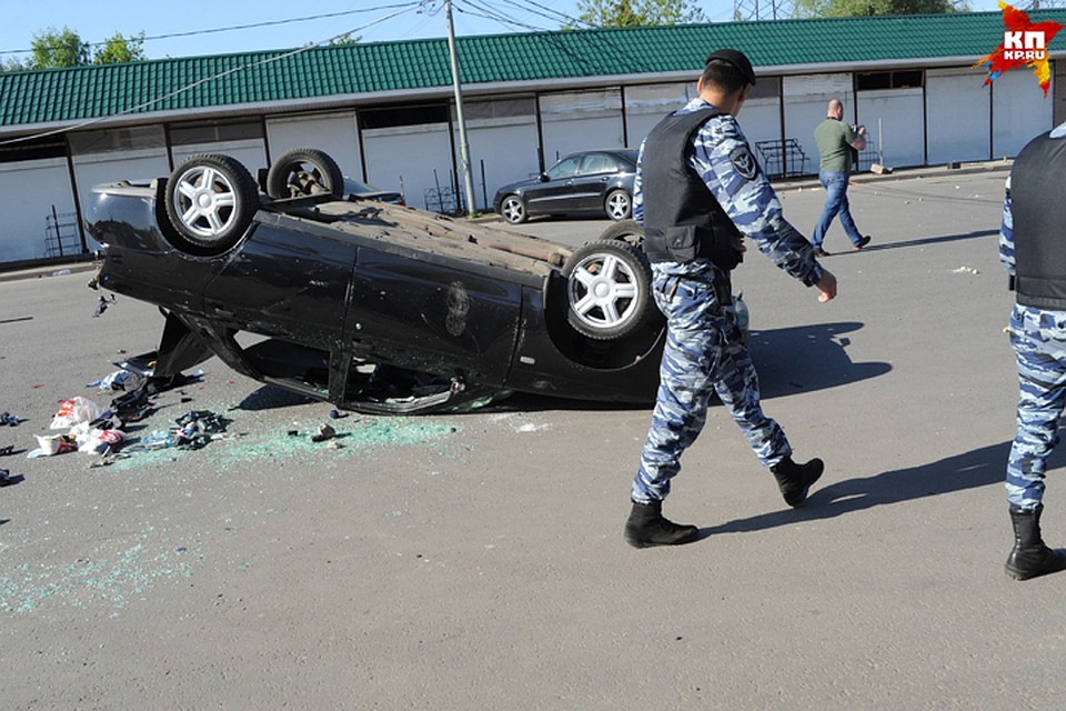 Перевернутый автомобиль на месте недавнего побоища. Фото: Владимир ВЕЛЕНГУРИН