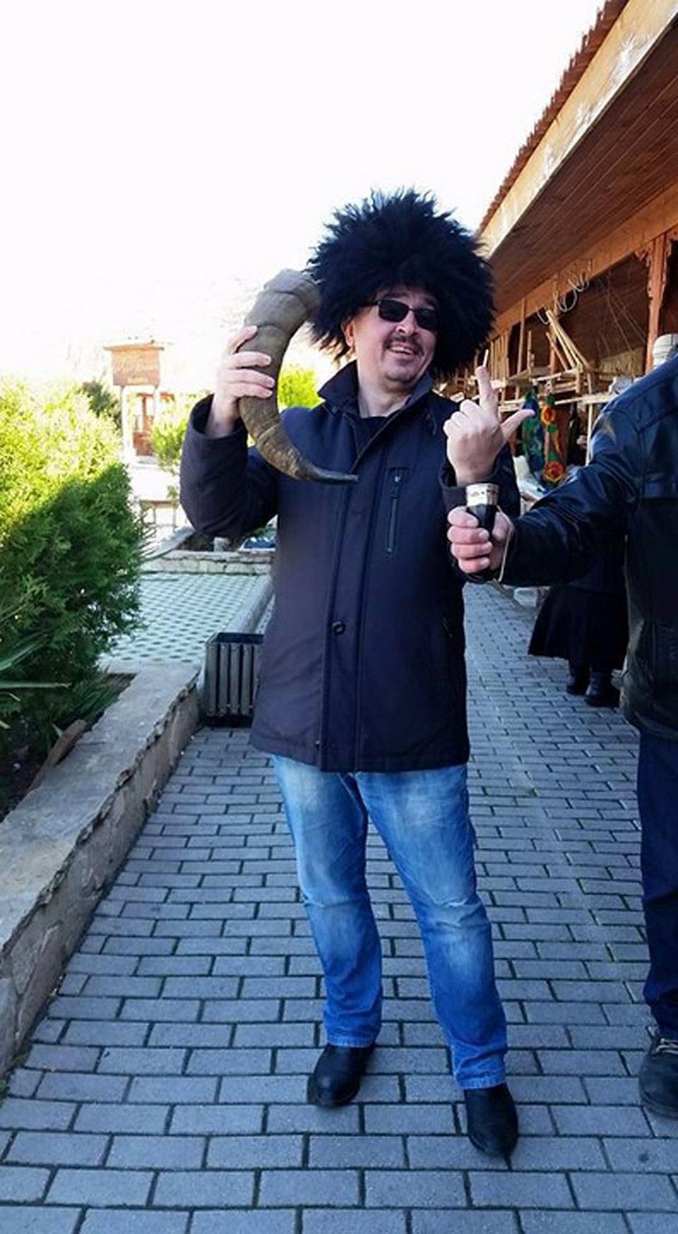 Потенциальных покупателей сувениров поят домашним вином. Фото: Михаил ПАНЮКОВ