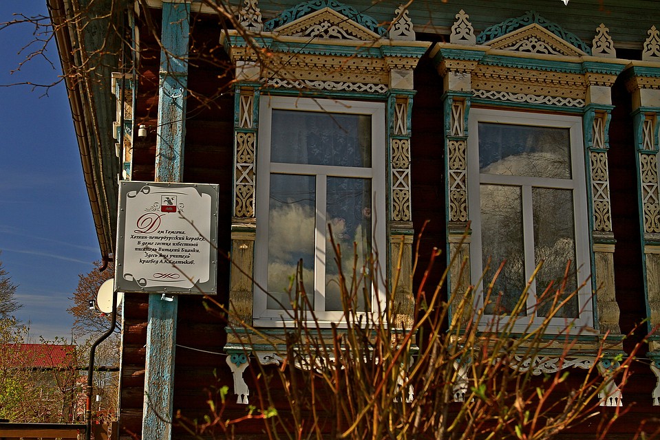 Почти на каждом доме - таблички, рассказывающие о его истории и хозяевах. Фото: Евгений ВАСИН