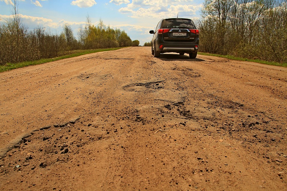 Для Mitsubishi Outlander такие проселки - цветочки. Вседорожник рассчитан и на более серьезные неурядицы. Фото: Евгений ВАСИН