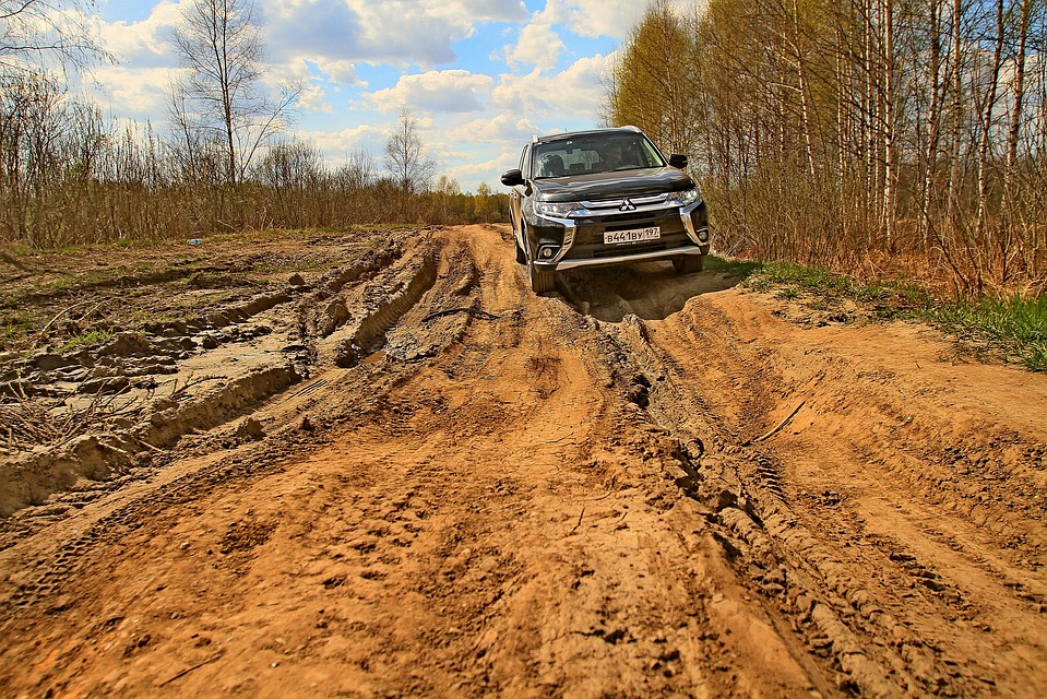 Финальные испытания для Mitsubishi Outlander - автомобиль с честью выходит сухим из грязи. Фото: Евгений ВАСИН