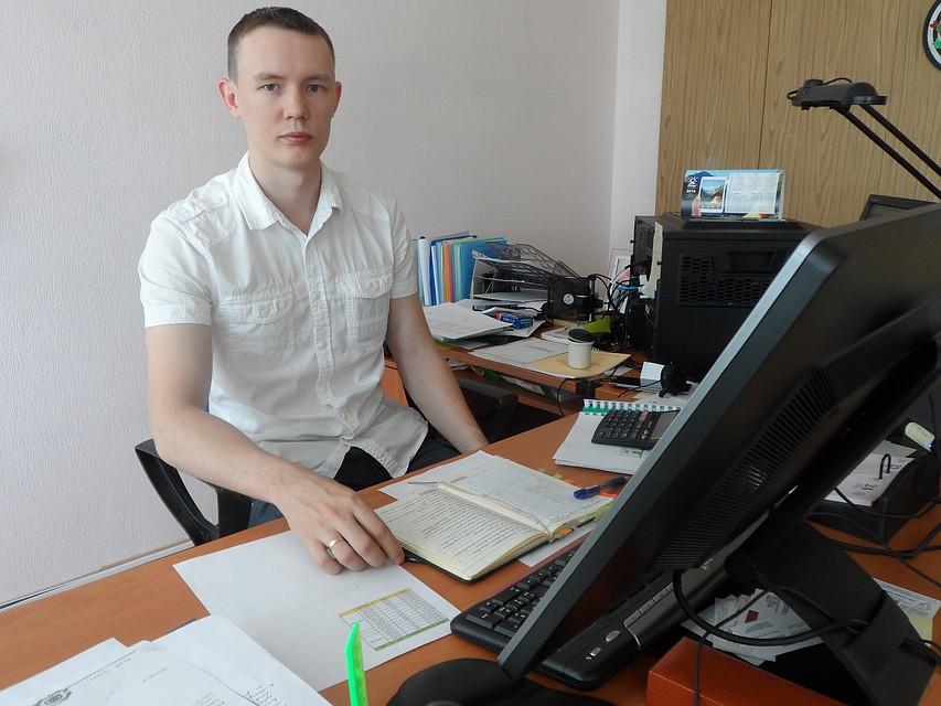 Андрей Николаев по кусочку дерева может рассказать не только прошлое и будущее дерева, но и о климате региона, его экологии и многом другом Фото: Марина АНТОНОВА