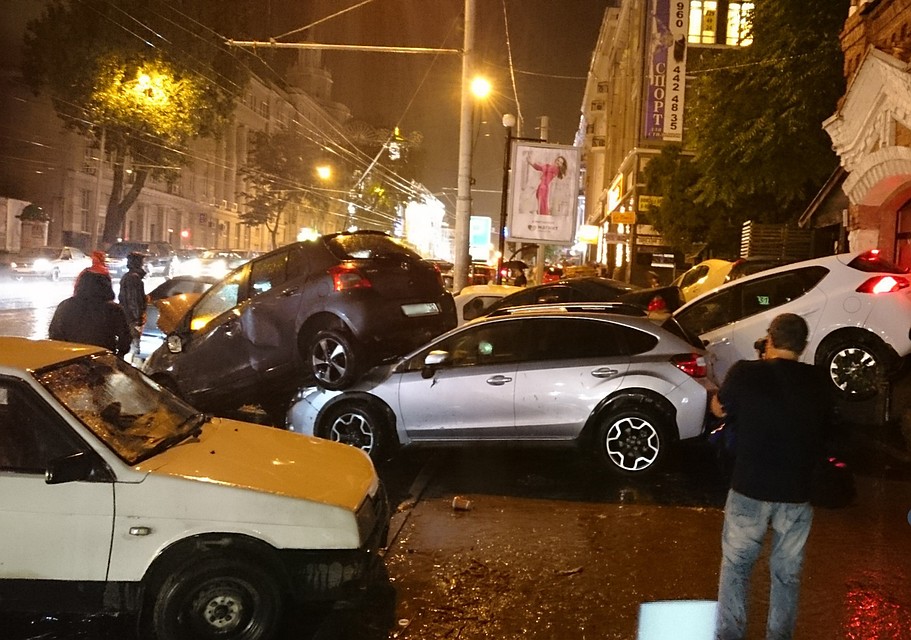 Груда машин на проспекте Буденновском. Фото Станислава Борисенко из группы ВК "Ростов-на-Дону | Главный".