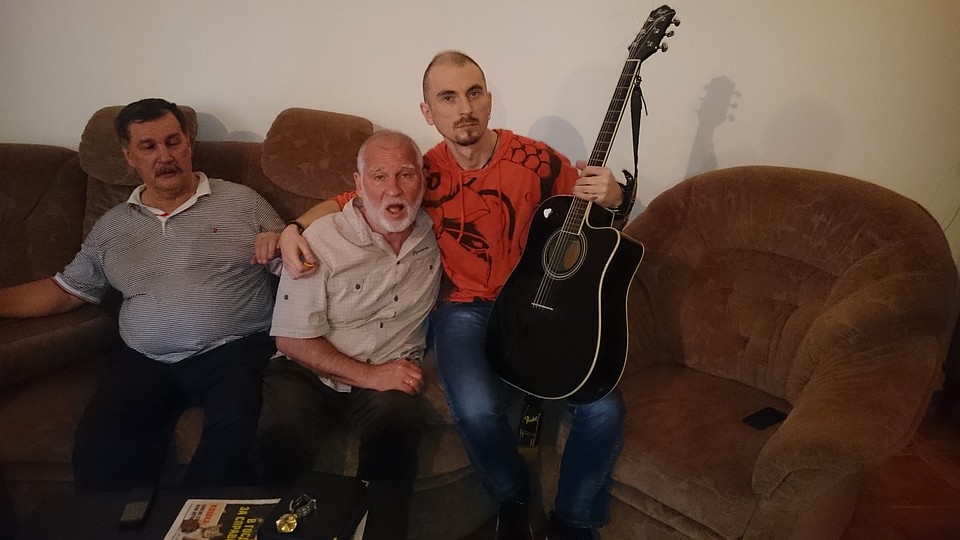 В особняке Джуны на Арбате. Слева направо: Валерий Камшилов, старший брат Игоря Талькова - Владимир и сын Талькова - Игорь. Фото: Анастасия ПЛЕШАКОВА
